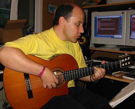 Ramon Leal tocando su guitarra Juan Alvarez electroacústica.