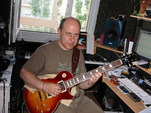 Ramon Leal en su estudio de grabación, con una guitarra eléctrica Gibson de cuerpo macizo