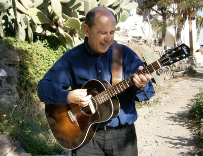 Ramon Leal con su guitarra acústica, al sol de Almería