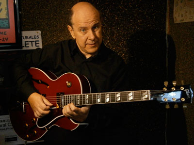 Ramon Leal con su guitarra eléctrica Gibson de jazz
