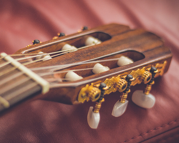 Como afinar una guitarra, con afinador o de oído.
